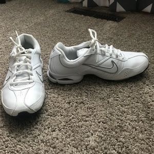 Nike air tennis shoes